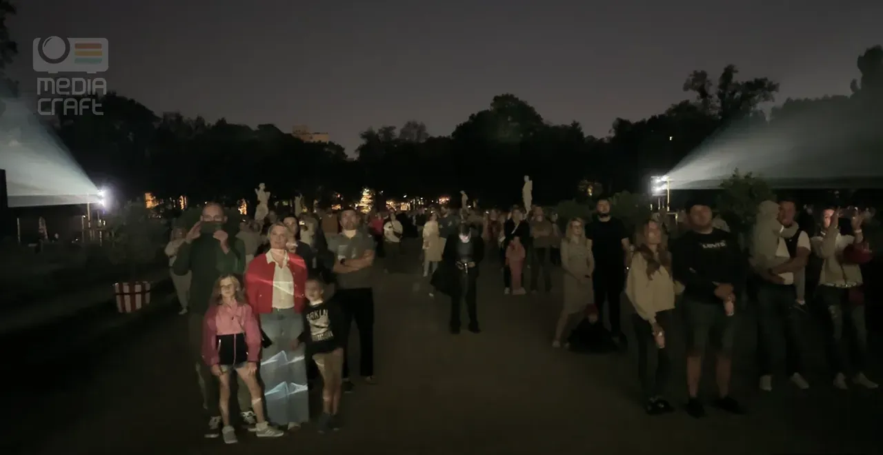 Crowds of spectators in the Branicki Palace gardens
