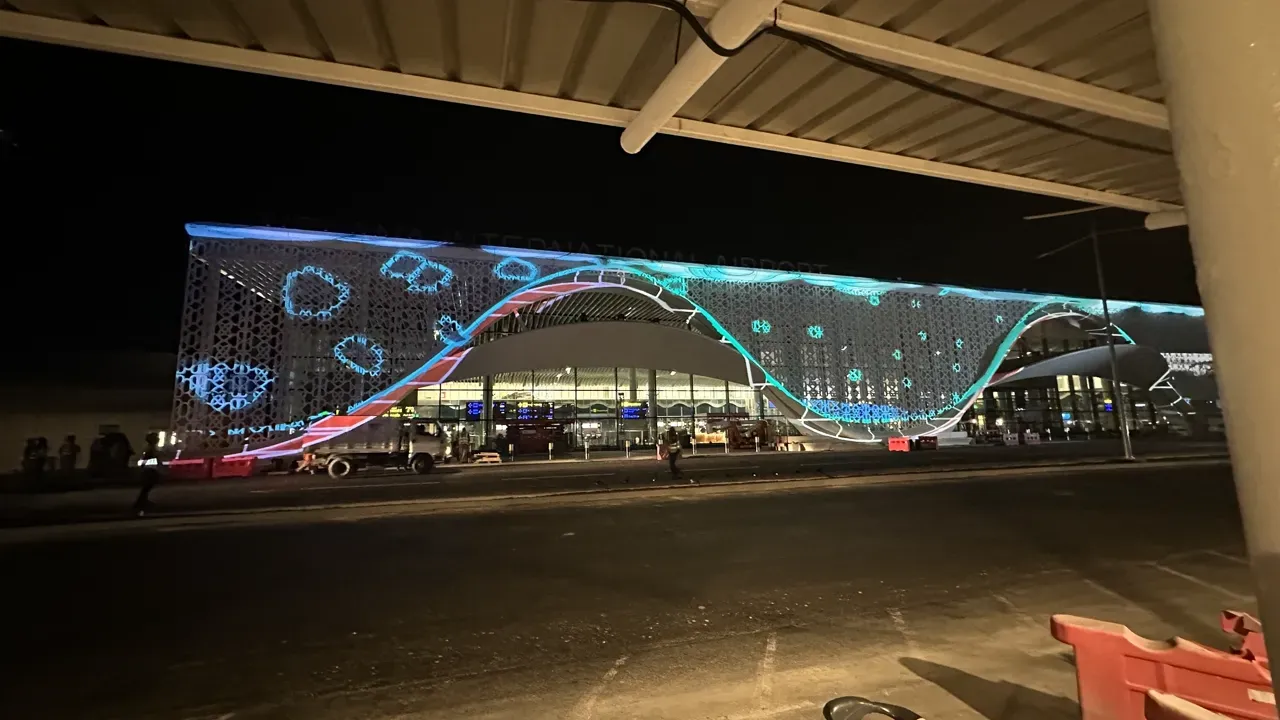 Projection towers protected against monsoon conditions