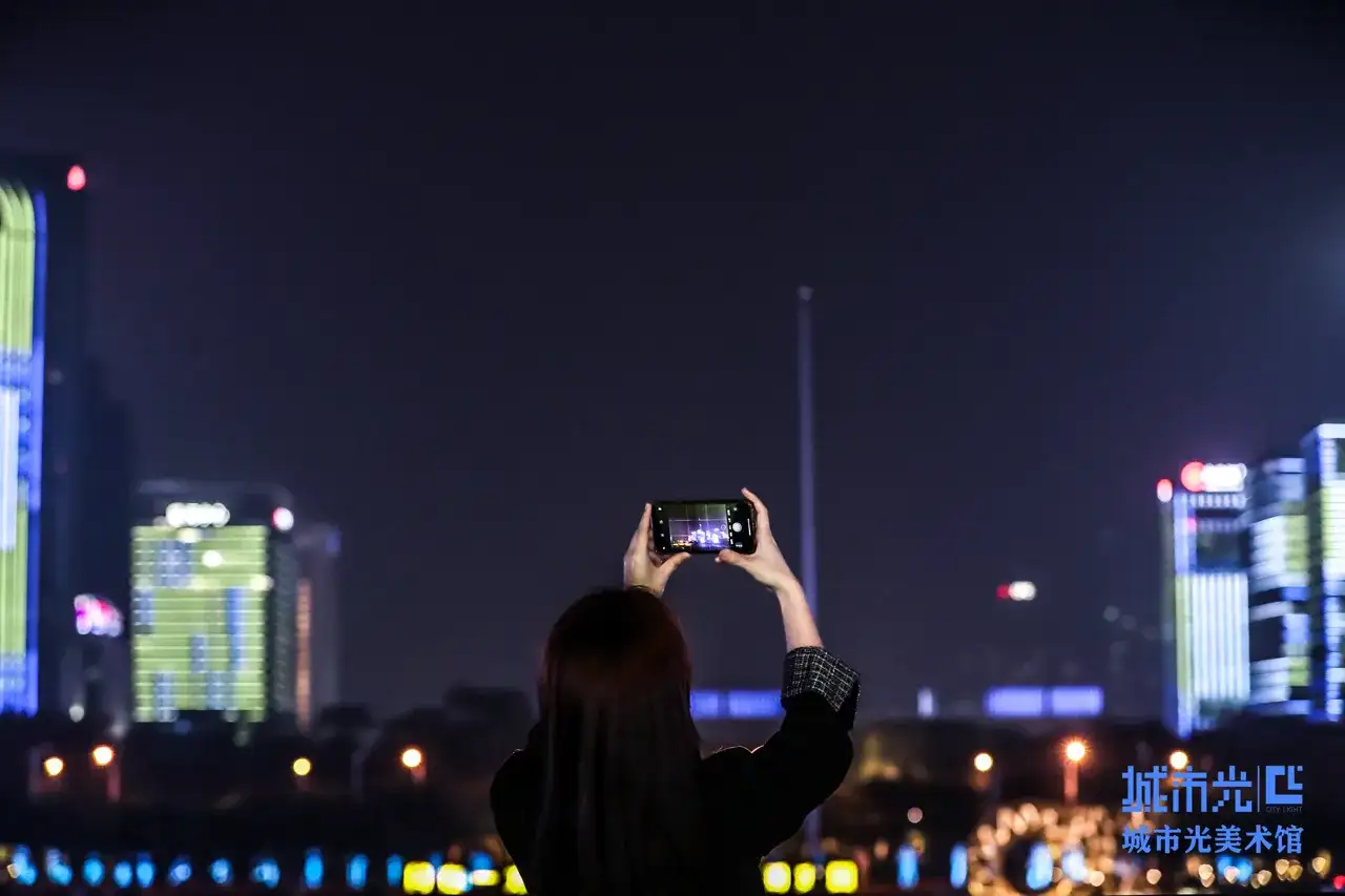 Shenzhen projection mapping crowd moment