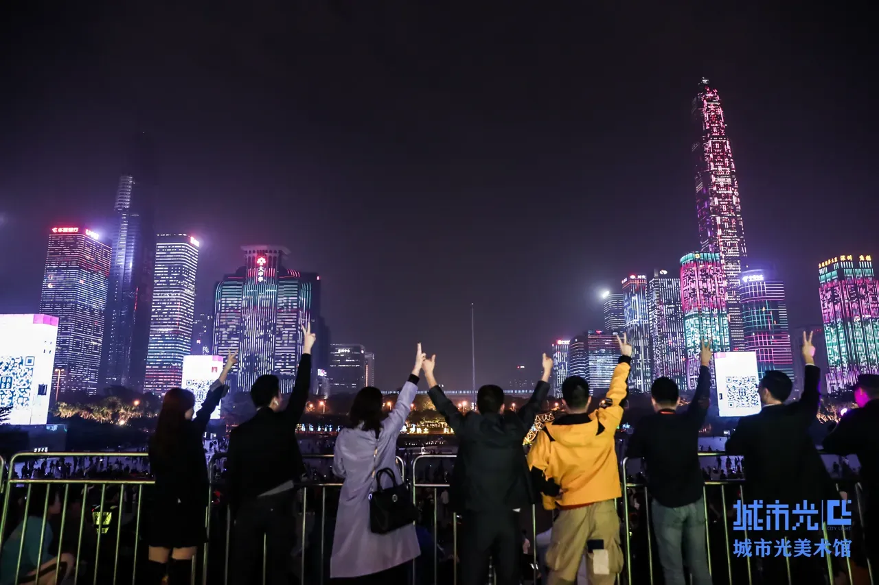 Audience watching the videomapping in Shenzhen